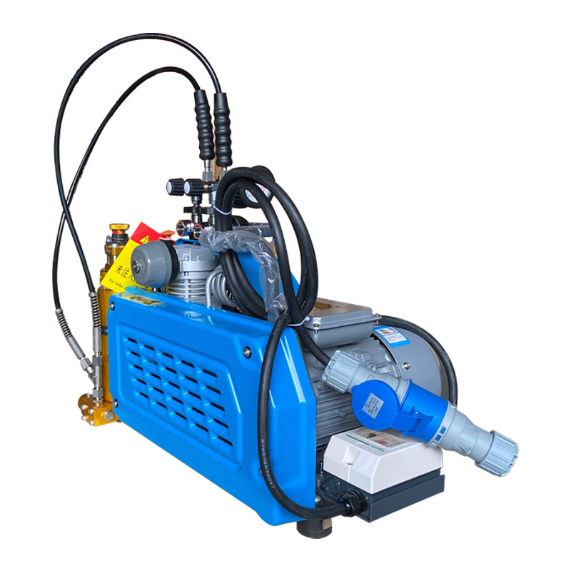 The air compressor has a dryer installed, but there is still a lot of water